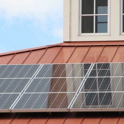 Paneles captando energía solar para autoconsumo en Tenerife