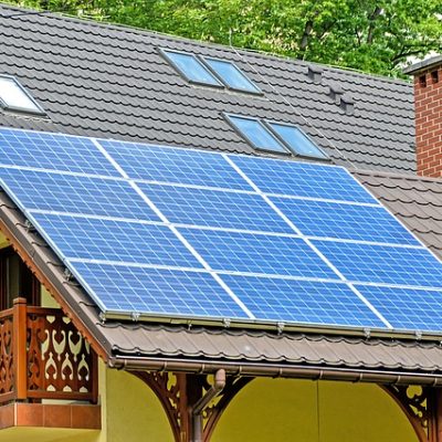 Placas solares instaladas en una vivienda sostenible